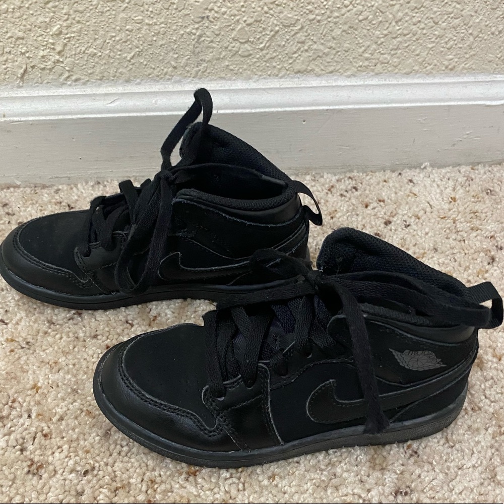 💎Kids Jordan 1 size 13c black mid